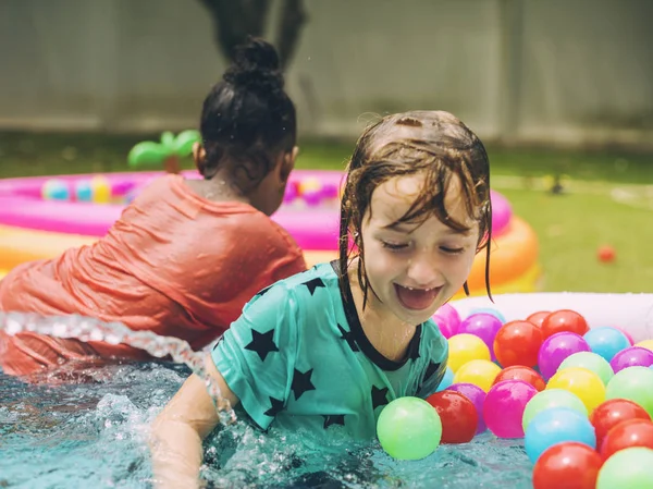 Filles jouant dans des piscines en caoutchouc — Photo