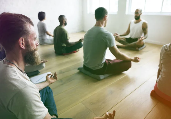 Ludzi robi joga w klasie — Zdjęcie stockowe