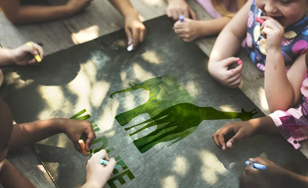 Дети рисуют мелом на черной доске — стоковое фото