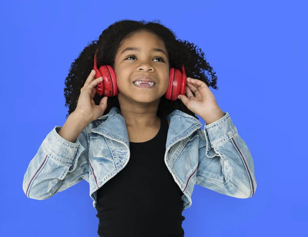 Luisteren muziek meisje in hoofdtelefoon — Stockfoto