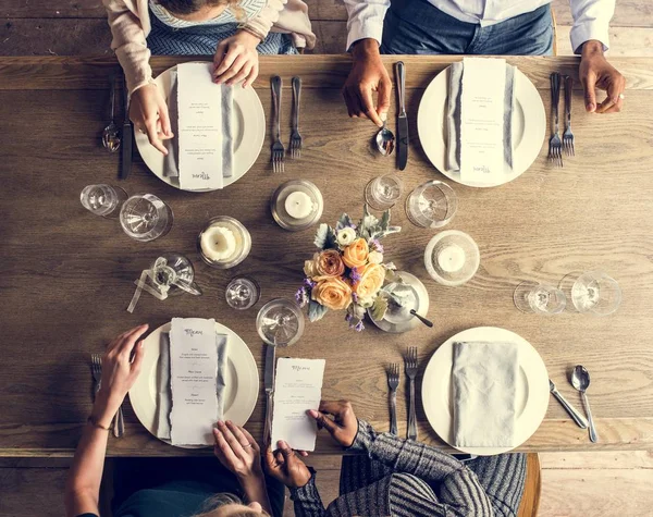 Ludzie jedzący w restauracji — Zdjęcie stockowe