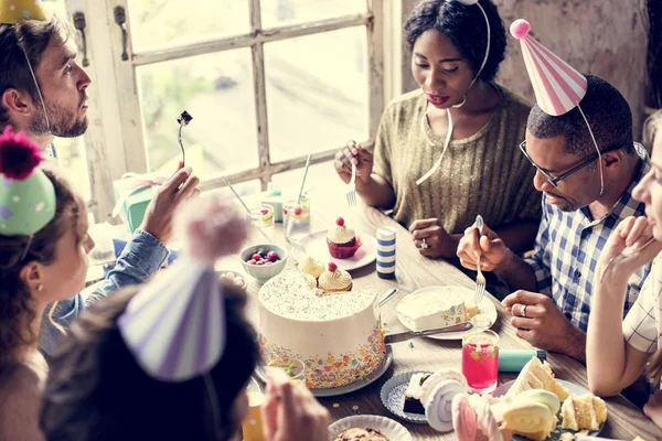 Mensen vieren verjaardag aan tafel — Stockfoto