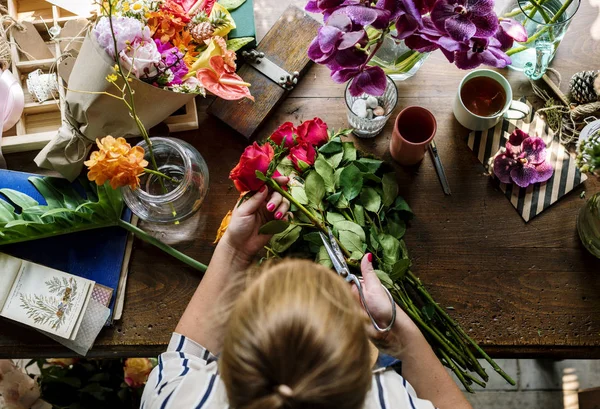 Florist kvinna dekorerar buketten — Stockfoto