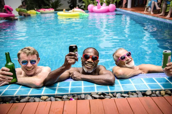 Muži odpočinek v bazénu — Stock fotografie