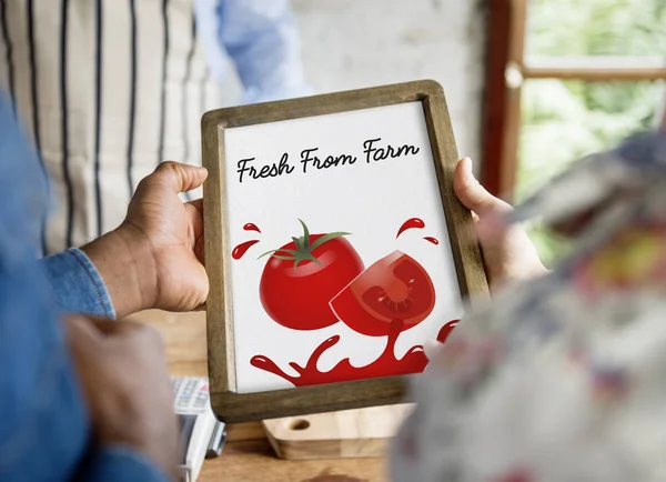 İnsanlar tutar tabela