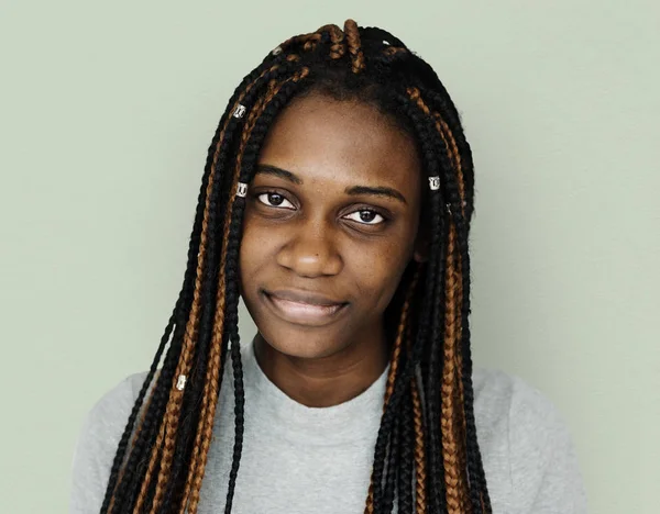 Chica sonriente con rastas — Foto de Stock