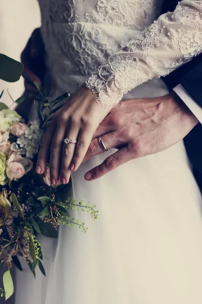 Braut und Bräutigam zeigen Ringe — Stockfoto