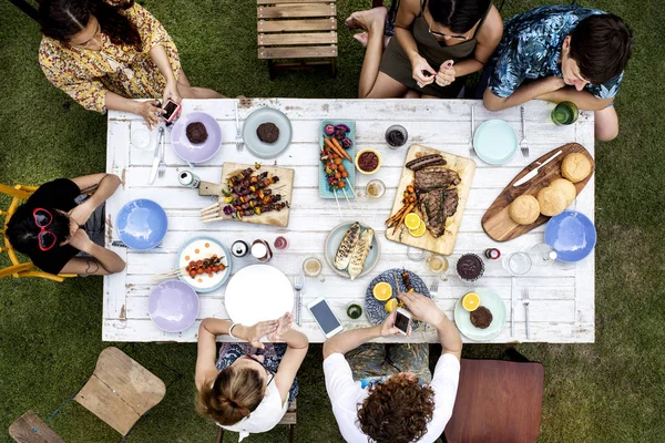 Amigos comer churrasco — Fotografia de Stock