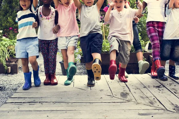 Děti nosí barevné holínky — Stock fotografie