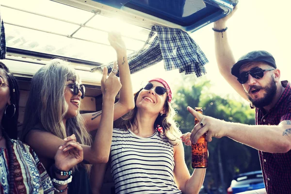 Amis Boire des bières alcoolisées — Photo