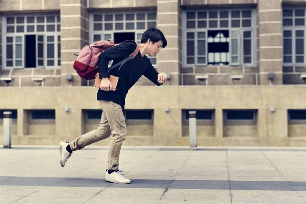 Estudiante corriendo en la calle —  Fotos de Stock