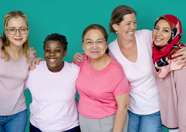 Frauen umarmen sich im Atelier — Stockfoto