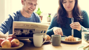 Çift evde kahvaltı yapıyor.