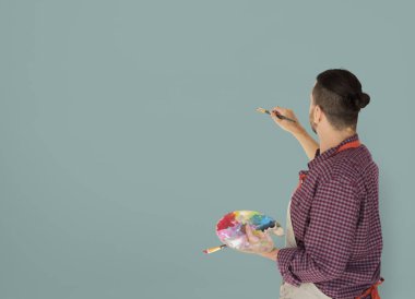 adam boş duvara çizim