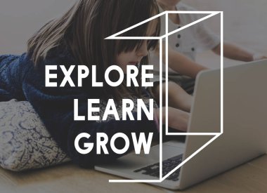 Dizüstü bilgisayar kullanan küçük kız