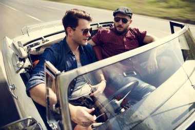  Arkadaşlar seyahat yolculuğa