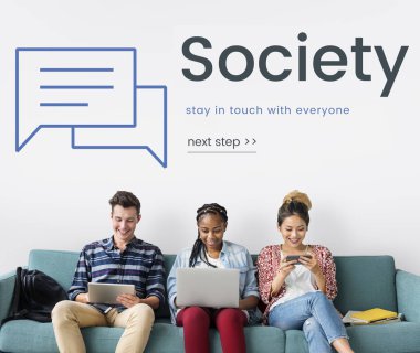 Arkadaşlar dijital cihazlar kullanarak 