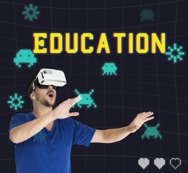 Adam visualiaing gerçeklik Gadget'ı kullanma 