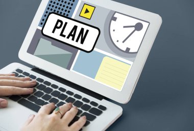 Dizüstü bilgisayarda yazan kadın klavyesi