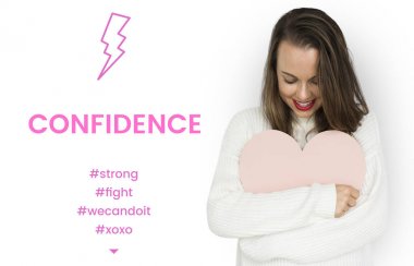 Kağıt kalp tutan kadın