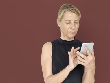 Cep telefonu kullanan kadın