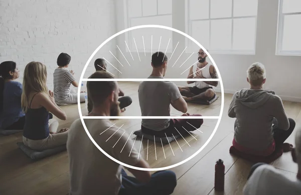 Diversité Personnes faisant des exercices de yoga — Photo