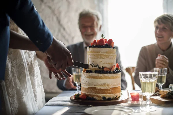 Newlywed pár vágás torta — Stock Fotó