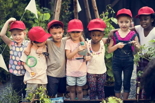 Crianças aprendendo jardinagem ao ar livre — Fotografia de Stock