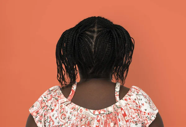 Afrikaanse meisje met pigtails — Stockfoto