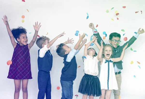 A gyerekek egy partin ünnepli — Stock Fotó