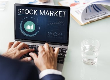 Bilgisayarla çalışan bir iş adamı