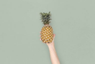 Ananaslı el ele tutuşmak