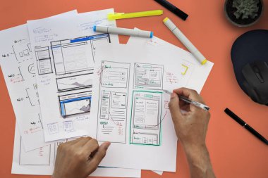 masada çalışan yaratıcı tasarımcı