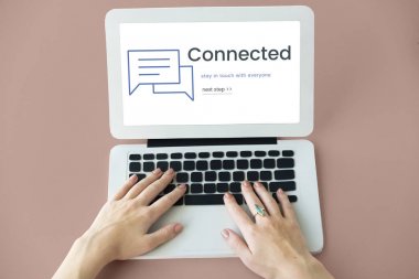 Eller dizüstü bilgisayarda çalışıyor