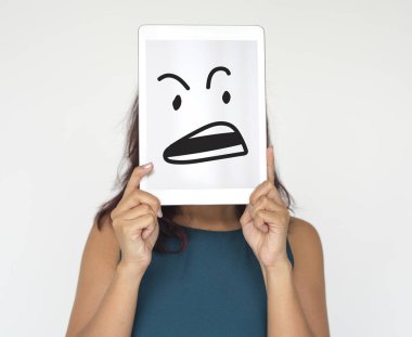 Dijital tablet tutan kadın 