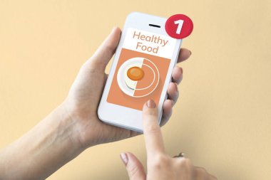 Akıllı telefon tutan kadın 