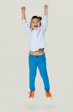 Küçük çocuk zıplıyor