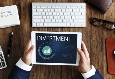 Dijital tablet kullanan işadamı