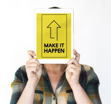 Dijital tablet tutan kadın 