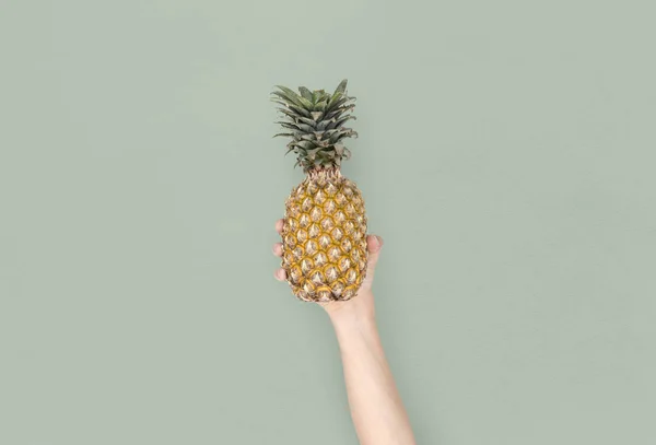 Рука держит ананас — стоковое фото