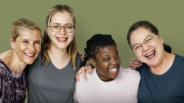 Mujeres abrazando en estudio — Foto de Stock