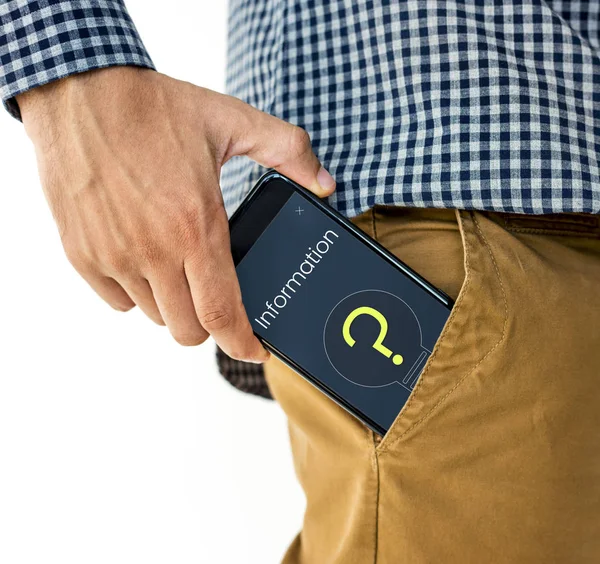Mano masculina poner teléfono inteligente en el bolsillo — Foto de Stock