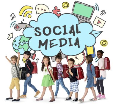 Sırt çantalı okul çocukları