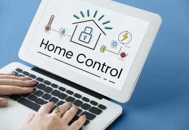 Dizüstü bilgisayarda yazan kadın klavyesi