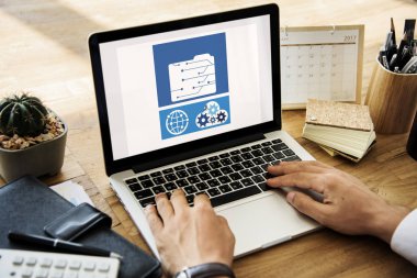 Eller dizüstü bilgisayarda çalışıyor