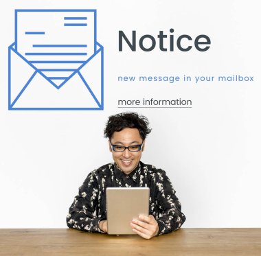 Dijital tablet kullanan adam  