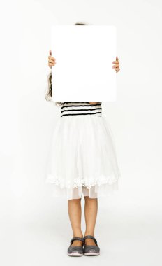 boş afişini suratla kapsayan kız