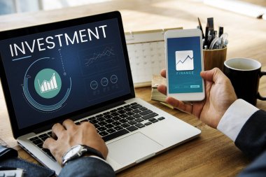 Laptop ve cep kullanarak iş adamı