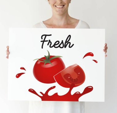 Kağıt afiş tutan kadın