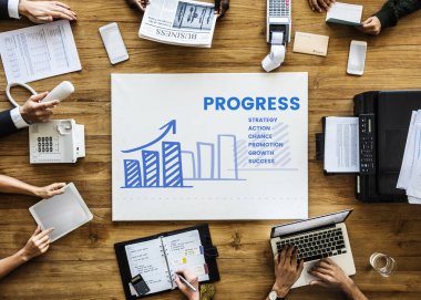 insanlar masada beyin fırtınası